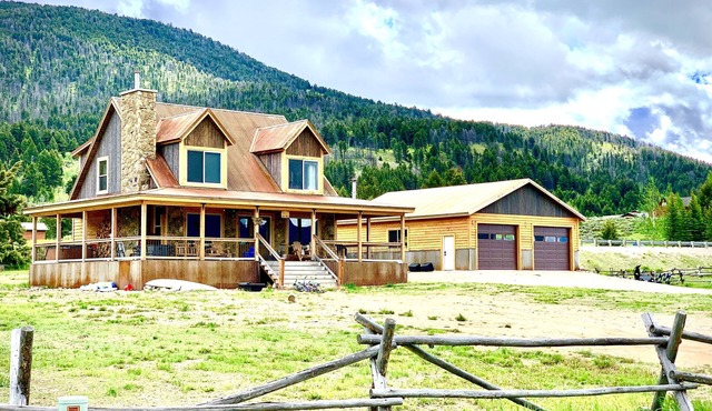 MODERN RUSTIC CABIN WITH WATER ACCESS AND BOAT DOCK [SLEEPS 17]