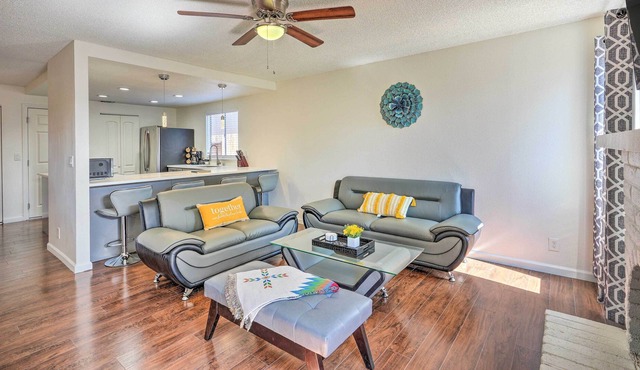 Modern Sacramento Home w/ Yard: 12 Mi to Dtwn
