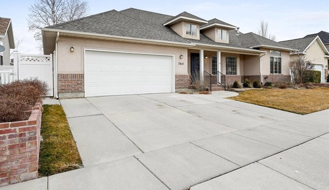 Modern Salt Lake City Retreat: Spacious 5BR Home, Game Room, BBQ, Free Ski Rental, Covered Patio