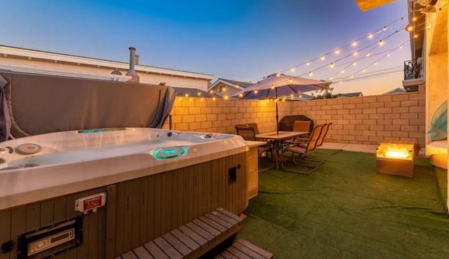 Modern San Pedro Home, Sleeps 12, Hot Tub, Fire Place, Private Parking