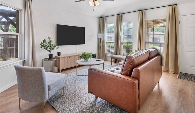 Modern Sanctuary Getaway Minutes Away From Major Shopping Areas in Central TX