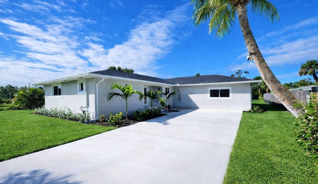 Modern Sanibel Getaway – 4BR/3BA, Sleeps 10, Steps to Beach, Pet-Friendly