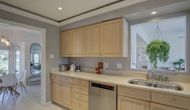 Modern Sarasota Lakefront Retreat – 6 Miles to Siesta Key & Downtown
