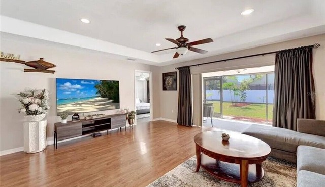 Modern Sarasota Retreat ★ 10 Min to Beach ★ Family Friendly no cleaning fee