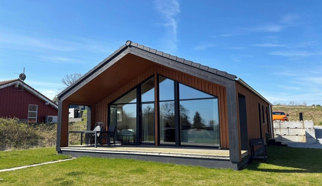 Modern Scandinavian house with sauna, hot tub & sea view for 8 people