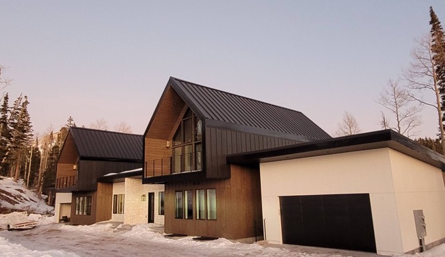 Modern Scandinavian cabin steps from the slopes. Ski- in-Ski- out with Jacuzzi