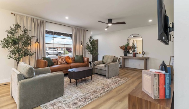 Modern Scottsdale Retreat with Private Jacuzzi. Close to Old Town, Zoo & Trails