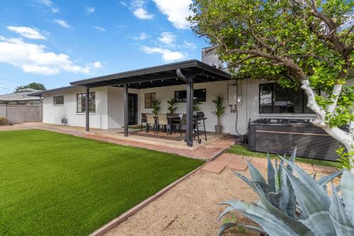 Modern Scottsdale Retreat with Private Jacuzzi