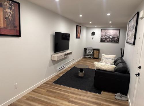 Modern SE Calgary Suite, Free Parking & Easy Downtown Access