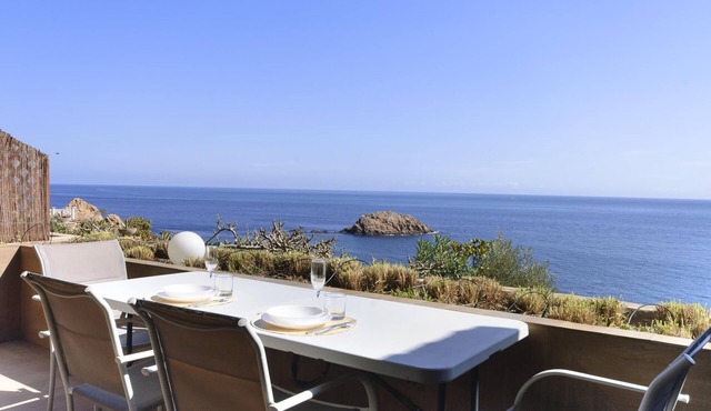 MODERN SEA VIEWS APARTMENT with POOL