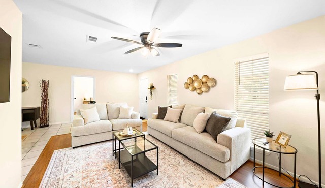 Modern Seabrook Getaway: Cozy Rooms | Yard | BBQ