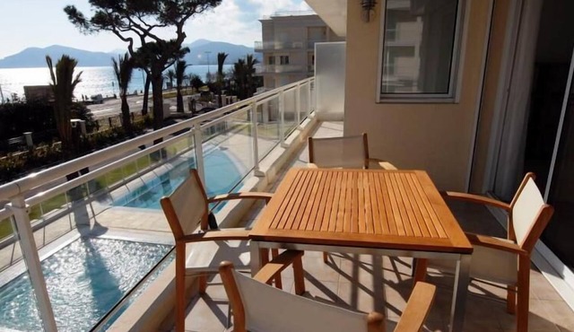 Modern Seafront 2-Bed Apt w Pool Cannes - 464