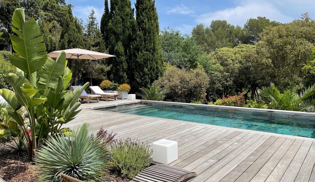 Modern seaside villa with swimming pool in private estate Gaou Bénat