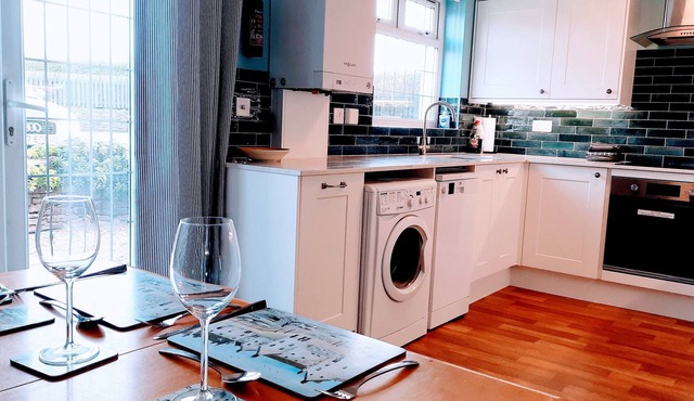 Modern seaside cottage, dog friendly, 200m from beach at Harlyn Bay. nr Padstow