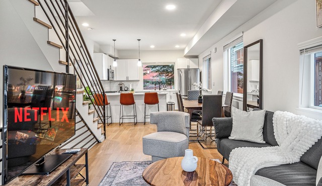 Modern Seattle Home w/Rooftop Views | Near UW