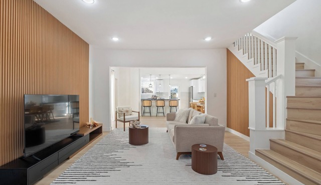 Modern Seattle Retreat 4BR Home Near Downtown