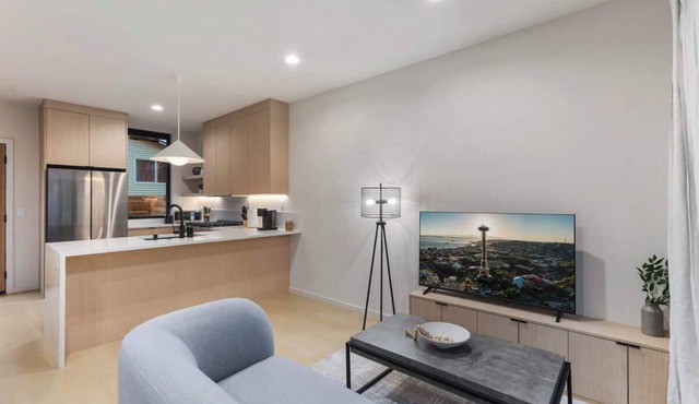 Modern Seattle Stay Rooftop Views & Ensuite BRs