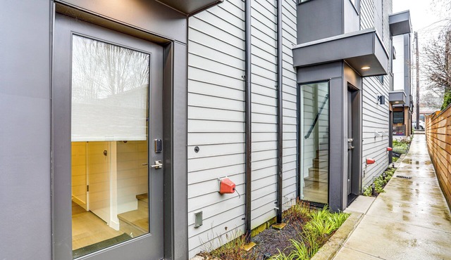 Modern Seattle Townhome: Walk to Light Rail!