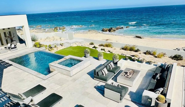 Modern Secluded Oceanfront Whale Watch in Infinity Pool Surfing Paradise