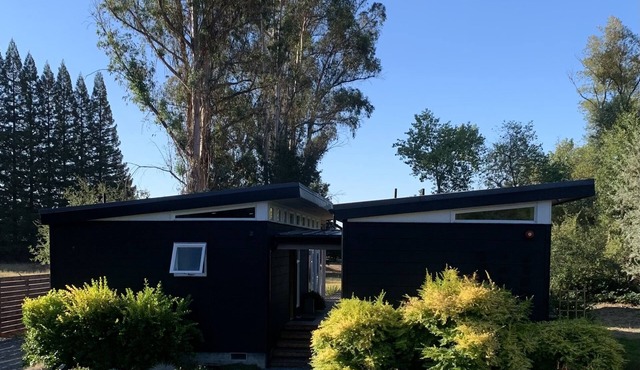 Modern, secluded retreat - Walk to the plaza and to wineries!