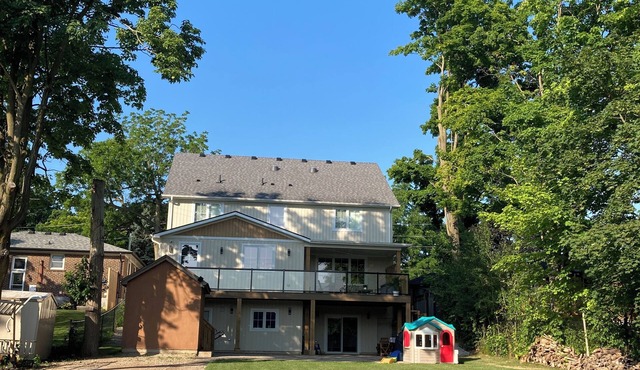 Modern, Self Contained Suite with Private Entrance, free parking and WIFI