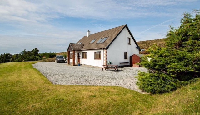 MODERN SELF-CONTAINED APARTMENT WITH SURROUNDING SEA AND MOUNTAIN VIEWS