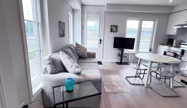 Modern Separate Entrance 1BR Suite w/Parking+Laundry|Airport