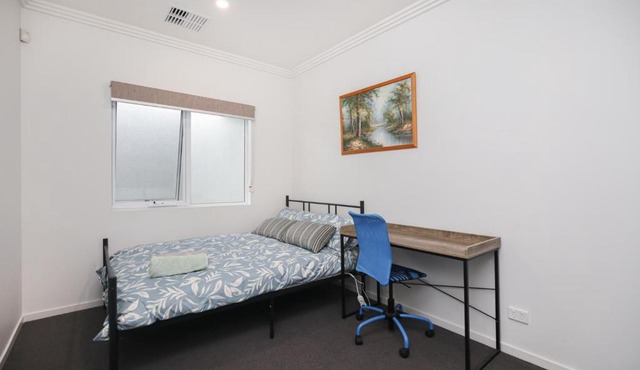 Modern Share house, private bedroom with double size bed, 7min to beach