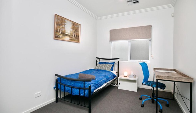 Modern Share house, private room with single bed, 4km to beach