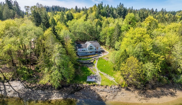 Modern Shelton Waterfront:Hot Tub,Games&Serenity