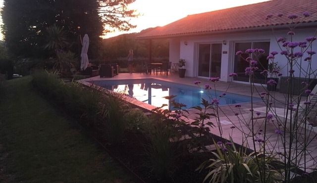 Modern single-storey villa, pool, Rhune view, south-facing and centrally located