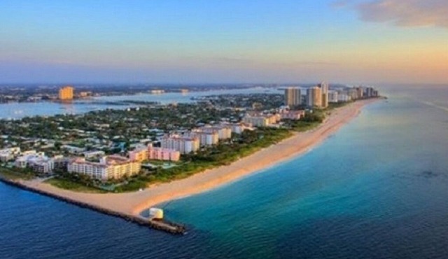 Modern Singer Island Executive Condo. Beach & Stores A Short Walk Away.