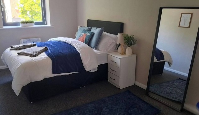 Modern Single-Floor Apartment - Sleeps 8