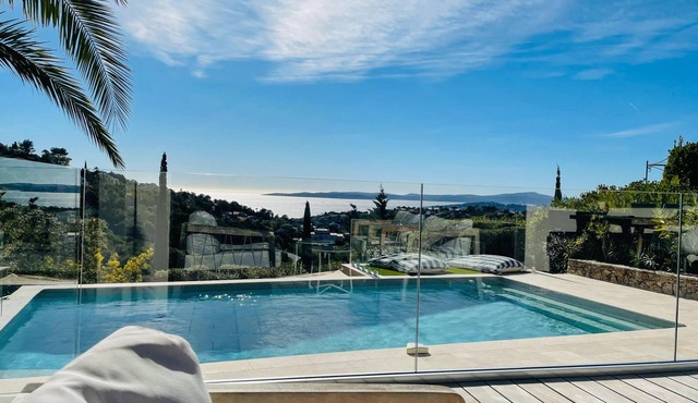 Modern, single-storey villa with sea views