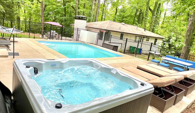 Modern single story 3 Bdrm house with 1-Bdrm Guest House, HotTub&SUMMER:Pool