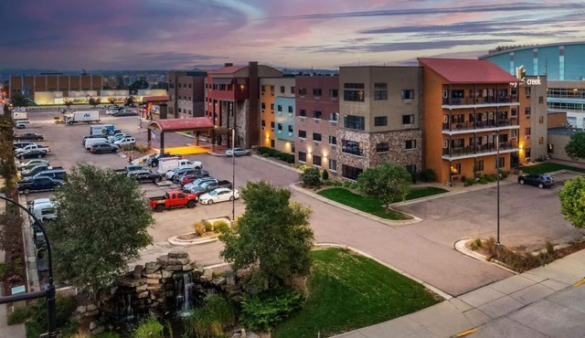 Modern Sioux City Stay | Comfy Suites Close to City Historical Attractions