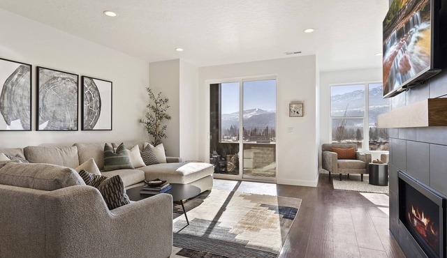 Modern ski retreat near Snowbasin, FREE SKI PASS. Gas fireplace, pool & hot tub!