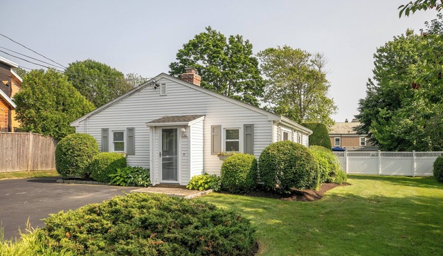 🌊 Modern & Sleek Beach Cottage – Stylish getaway just minutes from Newport’s best beaches! ☀️🏡
