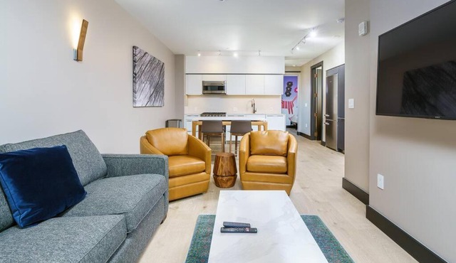 Modern & Sleek Flat W Balcony & Roof Top Patio