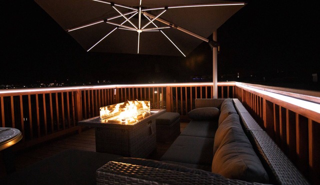 Modern Smart Home w/Gourmet Kitchen, Peloton & King Suite with Rooftop Deck