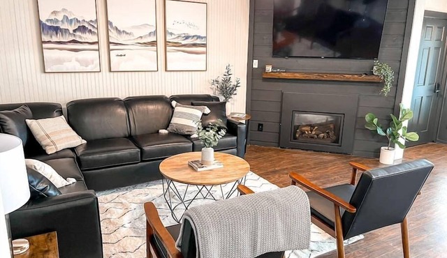 Modern Snowshoe Retreat - 3BR/2BA - Walk to Slopes + Mountain Views