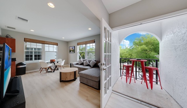 Modern SoBe Gem! Balcony, Pool, Walk to Beach, BBQ, Fast Wi-Fi, Near Hotspots