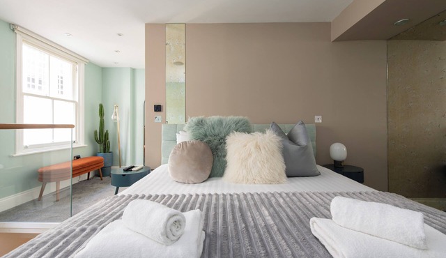 Modern Soho Apartment · 2BR 2BA · Walk to Oxford Street