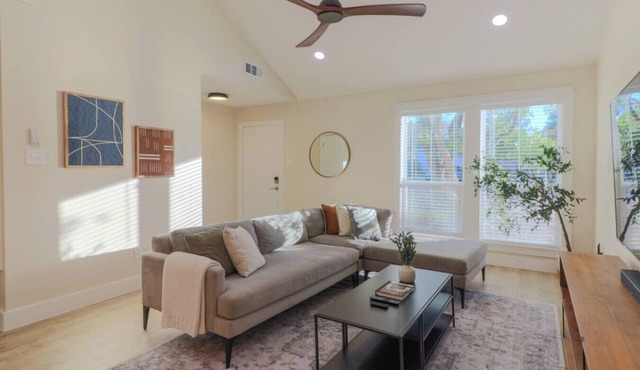 Modern South Austin 3BR/4Bd Retreat | Big Fenced Yard 7mi to DT
