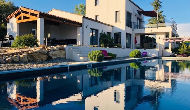 Modern South Luberon villa, 18m swimming corridor, panoramic view of Ste Victoire