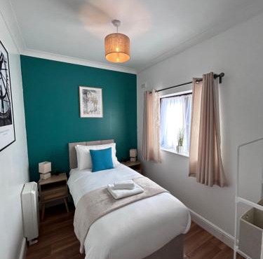 Modern Southampton Dockside Stay - 2 Bedrooms - Wi-Fi & Parking