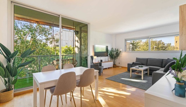 Modern Spacious 3-Bedroom Apt with Pool near Beach