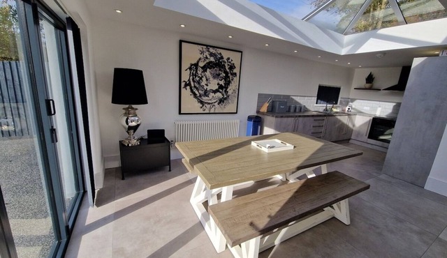 Modern & Spacious 5 Bedroom Bungalow with Parking