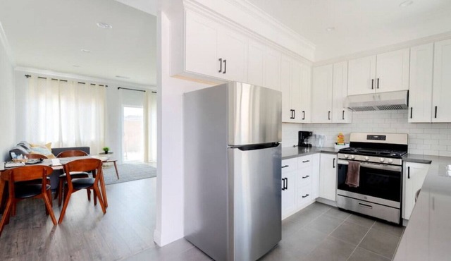 Modern Space Hideaway : w/2 King Beds, 2 Baths, Full Kitchen, a Pull-Out Sofa, with Backyard Patio and Gated Parking.