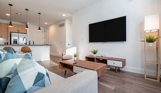 Modern Space near UT King Bed